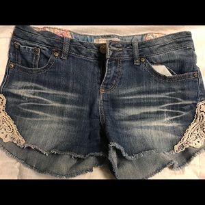 Jean shorts w/ lace embroidery.